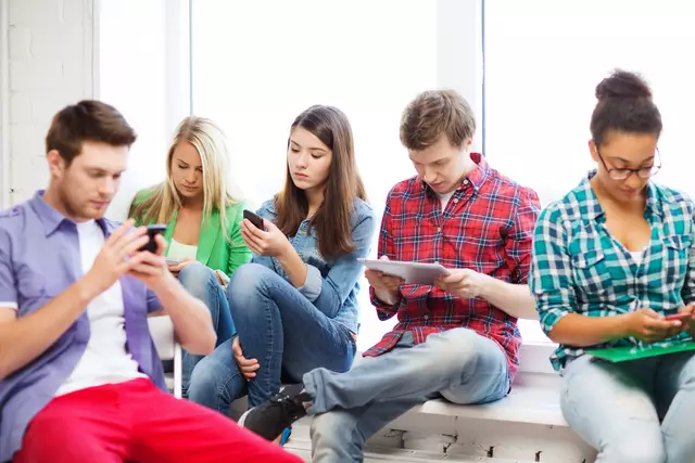 Das Smartphone ist ein ständiger Begleiter der Jugendlichen. | Foto:  TriangleProd_panthermedia