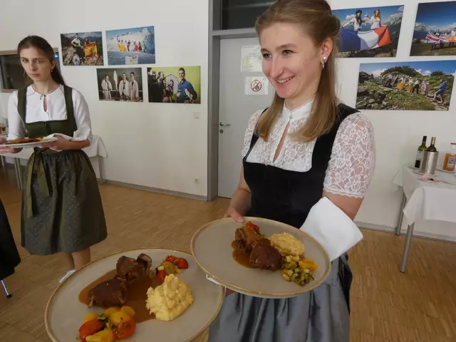 Im Service stellten die Schüler:innen die Speisen in unterschiedlichen Sprachen vor. 