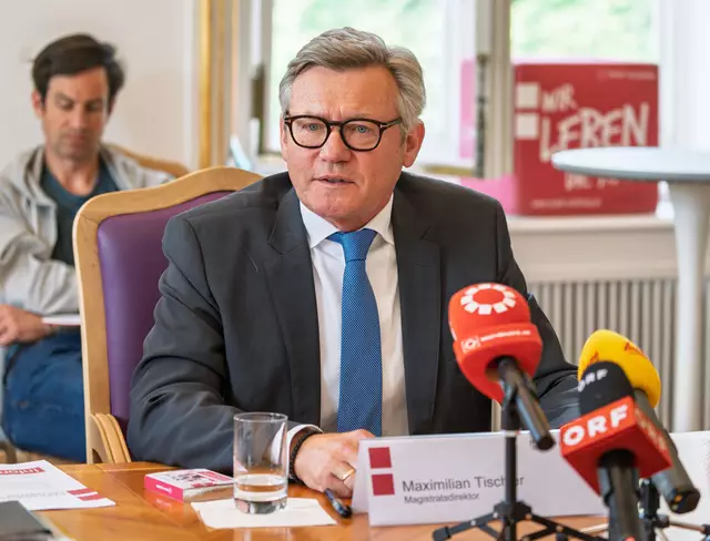 Magistratsdirektor Maximilian Tischler: „Die Stadtgemeinde hat in der Zusammenarbeit von Politik und Verwaltung neue Wege beschritten. Die Verwaltung war erstmals schon bei der Erstellung des Arbeitsprogrammes vollinhaltlich eingebunden. Nachdem zuerst die Ressorts festgelegt wurden, haben die ressortzuständigen Kollegiumsmitglieder gemeinsam mit ihren Abteilungen Vorschläge erarbeitet und mit den Gemeinderatsfraktionen diskutiert.“ | Foto: Stadt Salzburg / Alex Killer