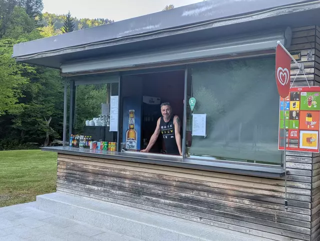 Daniel Martinec verwöhnt die Besucher täglich von 10 bis 19 Uhr nicht nur mit Getränken, Eis und frischen Mehlspeisen, sondern verköstigt sie auch mit Bosna, Currywurst, Käsekrainer und einiges mehr. | Foto: Gemeinde Reichraming