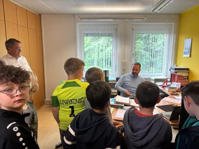 Die Rosentaler Schüler lernten Bauamtsleiter Gottfried Unger kennen. | Foto: VS Rosental