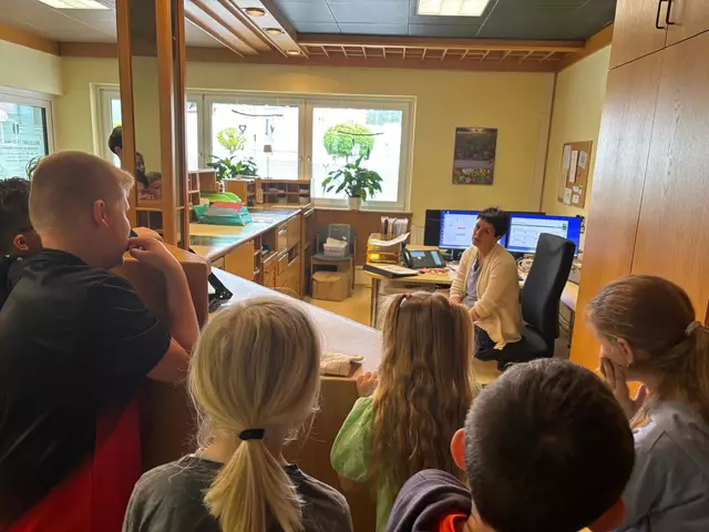 Die Volksschülerinnen und Volksschüler lernten die Mitarbeiterinnen im Gemeindeamt kennen. | Foto: VS Rosental
