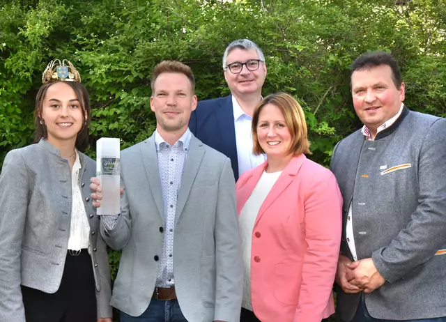 Weinkönigin Laura, Winzer des Jahres Roman Wagner, NÖ-Weinbaupräsident Reinhard Zöchmann, Kerstin Schüller und Hannes Graf | Foto: Herbert Schleich