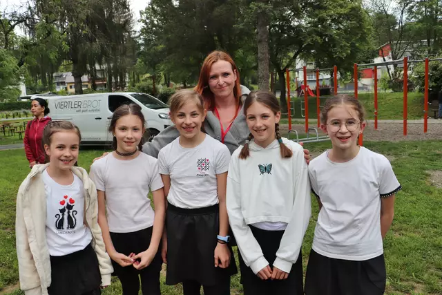 Luisa, Lilly, Emilia, Anna und Hanna (im Bild mit ihrer Lehrerin Saskia Hödl) tanzten in einer temperamentvollen Choreographie nach Shakiras Hit "waka waka".  | Foto: Edith Ertl