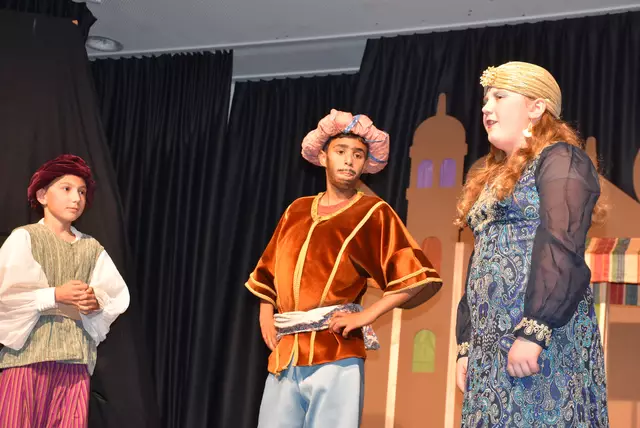 Ali Baba und die 40 Räuber. Kinder-Theater der Liedertafel Pabneukirchen mit einer "Pabneukirchner" Fassung.  | Foto: Robert Zinterhof