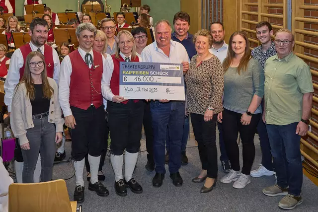 Riesenfreude beim Musikverein Vorderweißenbach: Die Theatergruppe spendete 16.000 Euro für den Neubau des Musikheims. | Foto: Christoph Staudinger (MVVWB)