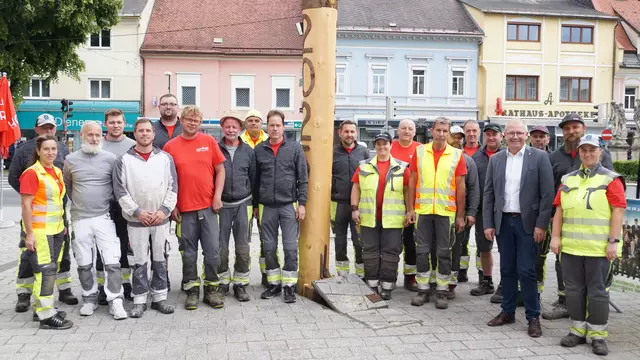 Die ganze Bauhof-Mannschaft mit Bürgermeister Bernd Osprian (4.v.r.) und Bauhofsleiter Günther Friedrich (9.v.r.) | Foto: Schrapf