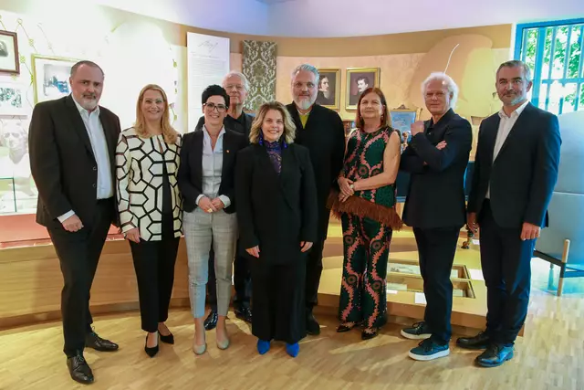 Ehrengäste im Liszt-Zentrum Raiding: Landeshauptmann Hans Peter Doskozil, Landesrätin Daniela Winkler, LIB-Geschäftsführerin Jutta Benedek, Landesrat Heinrich Dorner, das Kuratoren-Team Johannes und Eduard Kutrowatz, Claudia Priber, Geschäftsführerin der Kultur-Betriebe Burgenland, , Co-Kuratorin Theresia Gabriel und der künstlerische Gestalter Christof Cremer | Foto: Landesmedienservice