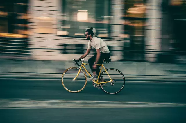 Ein junger Mann auf einem Fahrrad soll von einem Autofahrer mit einer Schusswaffe bedroht worden sein. (Symbolbild) | Foto: Carlos Del Cura /Unsplash
