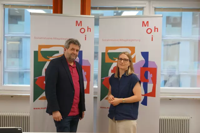 Ausgerechnet im 40. Jubiläumsjahr von Mohi Tirol befürchtet die Initiativen Rückschritte durch Sparmaßnahmen vom Land Tirol. Im Bild Ludwig Plangger, Geschäftsführer des Mohi Tirol und Obmann des argeSODIT, und Luise Schnur, Leiterin und Koordinatorin sozialpsychiatrische Unterstützung.  | Foto: Huber