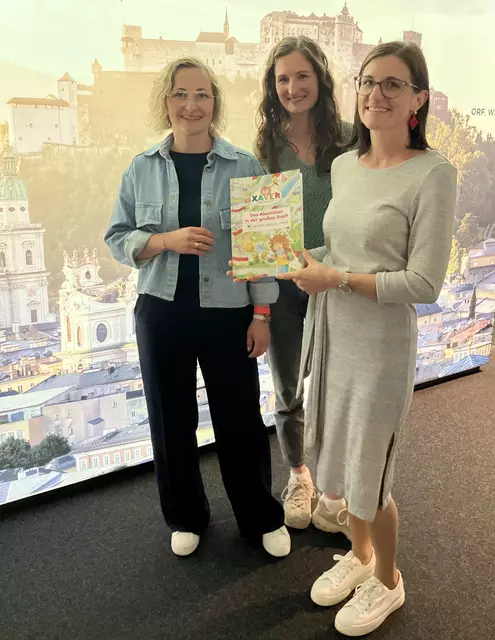 Diese drei Salzburgerinnen entwickelten ein Kinderbuch, das herausfordernde Situationen im Straßenverkehr behandelt und so für mehr Sicherheit sorgen soll. | Foto: Team Xaver Wuschelkovsky