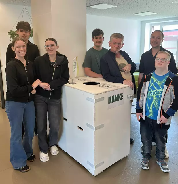 Berufsschüler mit Vertretern der Lebenshilfe-Werkstätte und Beschäftigten. | Foto: Lebenshilfe OÖ