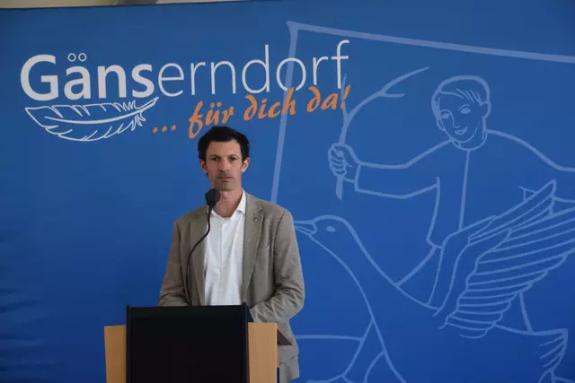 René Lobner betonte, dass die Stadtgemeinde mit den Steuergeldern der Gänserndorfer mit Bedacht umgehen. | Foto: Rahel Mold