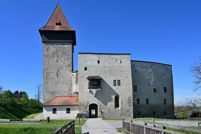 Schloss Ulmerfeld, seit 1975 im Eigentum der Stadtgemeinde Amstetten (Generalsanierung zwischen 1985 und 1994). Der Weg durch das Tor führt direkt zur Sonnenuhr in den Innenhof. | Foto: Hans-Peter Kriener