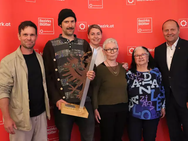 Das Atelier für Druckgrafik Hall in Tirol gewinnt in der Kategorie Brauchtum, Kunst und Kultur. Im Bild v.l.n.r. Markus Daniel, Christian Schwarzer, Claudia Lechner, Margit Plattner und Marie Luise Gutmann mit LHStv. Josef Geisler. Leider nicht am Bild Obfrau Barbara Fuchs.  | Foto: MeinBezirk