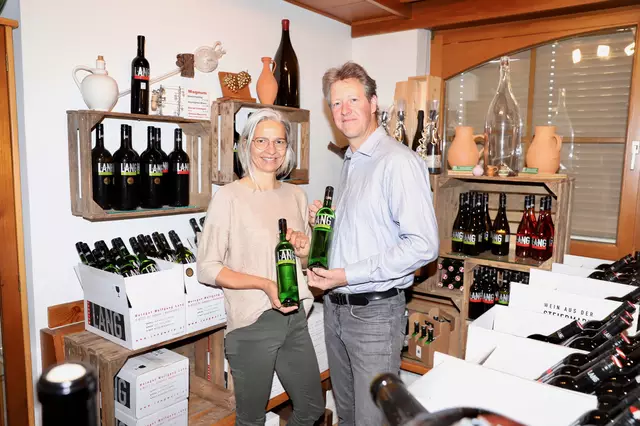 Winzer Wolfgang Lang und Partnerin Silke Flicker mit ihrem Finalisten für die Landesweinbewertung 2025.