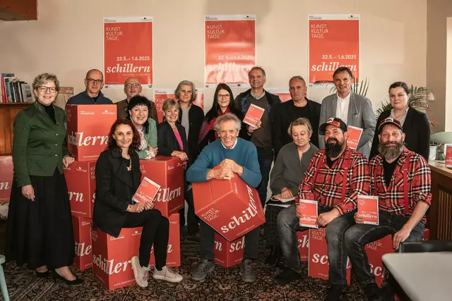 Das Netzwerk rund um das Kulturfestival "schillern" umfasst nicht weniger als 16 Kulturinstitutionen im Bezirk, die mit den Gemeinden, dem Tourismusverband, den Bildungseinrichtungen u.a. für ein Feuerwerk an Veranstaltungen an einem Strang ziehen.   | Foto: Mourice_Schunko