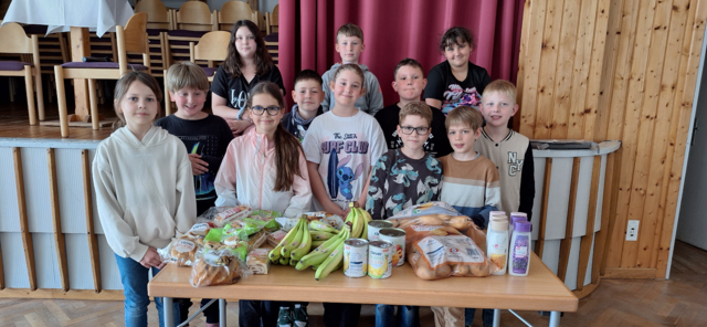 Die Kinder der Volksschule Altheim mit ihrer Spende an die Tafel. | Foto: VS Altheim