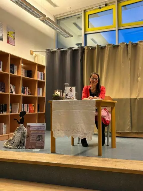 Nadja Raiser lockte zahlreiche Besucher zu ihrer Lesung in die Bücherei Vils. | Foto: Bücherei Vils