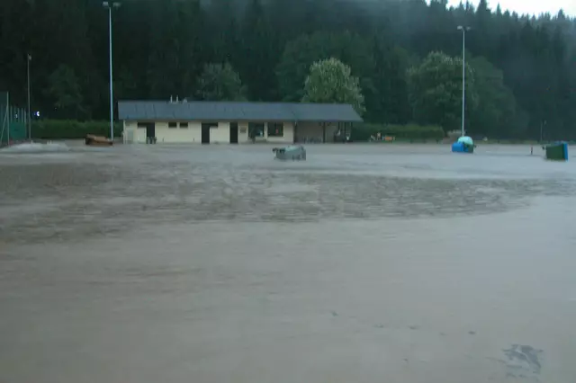 Zwei Fluten, im Mai und Juli 2005, richteten in Pabneukirchen große Schäden an.  Sportanlage. | Foto: Robert Zinterhof