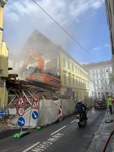 Der Abriss des hinteren Gebäudeteils hat bereits begonnen. | Foto: Engl