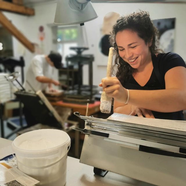 Mit ruhiger Hand und präzisem Blick: Assunta Gappmaier bei der Arbeit in der Buchbinderei Sanders. | Foto: Buchbinderei Sanders Manufaktur