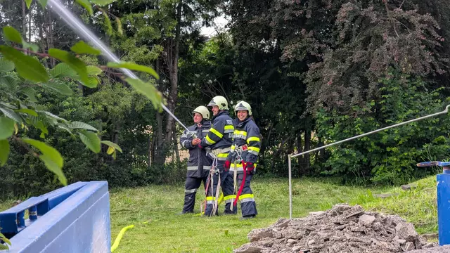 Wasser marsch! Voller Einsatz beim Löschen.  | Foto: FF Halbenrain