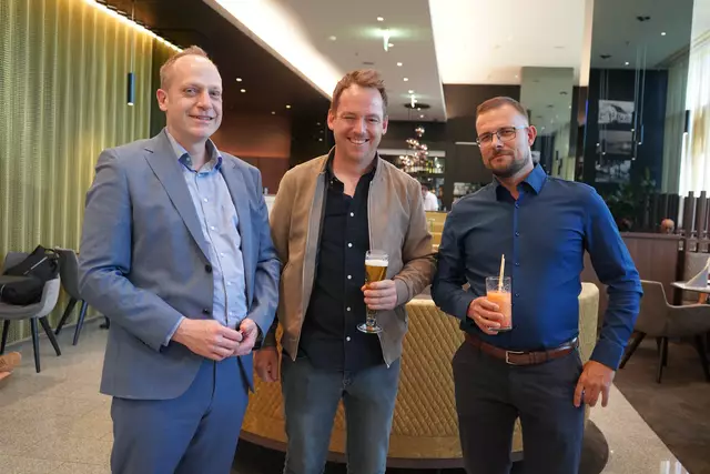 Geschäftsführer Jörg Prügger vom Pannonia Tower Hotel Parndorf mit den Professionisten Meistertischler Kattun aus Jennersdorf und Elektrikermeister Mathias Eqilaz aus Mannersdorf an der Donau | Foto: Andrea Glatzer