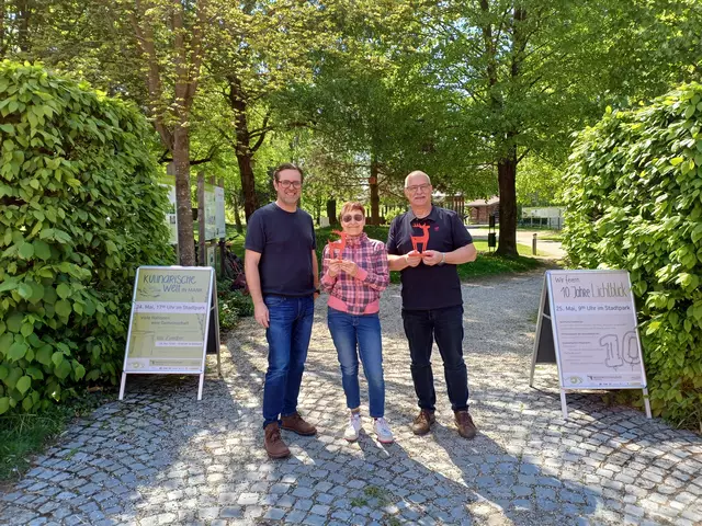 Im Rahmen der Vorbereitungen auf das Mostviertelfestival 2025 übergab der Viertelsmanager Mostviertel der Kulturvernetzung Niederösterreich, Hannes Mayrhofer, dem Stadtrat von Mank und gleichzeitig Leiter des Projekts „Die Stadt mit vielen Gesichtern“, Otmar Garschall, sowie Andrea Brunner-Fohrafellner (ebenfalls vom Projekt „Die Stadt mit vielen Gesichtern“) das Symbol des Viertelfestivals – den roten Festivalhirsch. | Foto: Stadt Mank