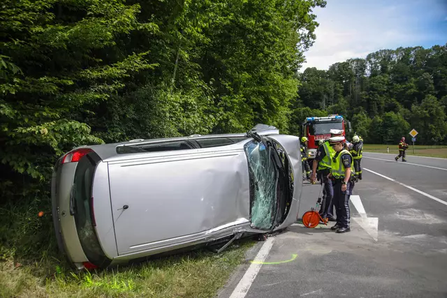 Eines der Autos kam seitlich zum Stillstand. | Foto: laumat/Christian Schürrer