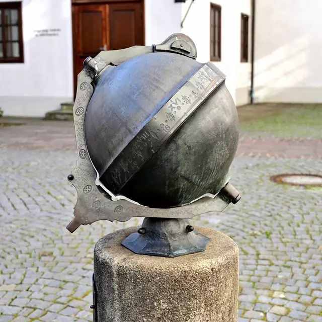 Eine echte Rarität: Kugelsonnenuhr im Schloss Ulmerfeld, Stadtgemeinde Amstetten, von Erwin Wurm-Ams. | Foto: Hans-Peter Kriener