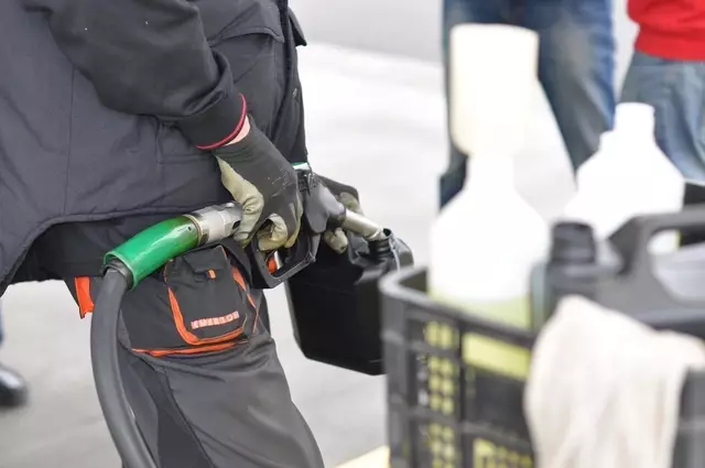 Benzin altert: Wer im Auto einen Kraftstoffkanister mitführt, sollte den Inhalt bei jedem zweiten Tankvorgang in den Tank leeren und neu befüllen. | Foto: Symbolbild: pixabay.com