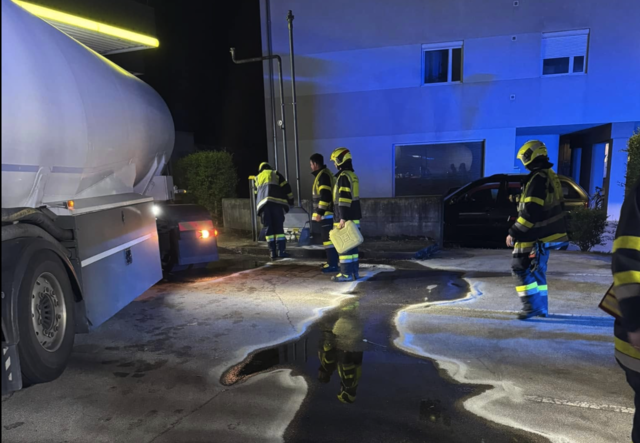 Die FF St. Veit an der Glan verhinderte ein weiteres Ausbreiten. | Foto: Fire Veiter - FF St.Veit/Glan