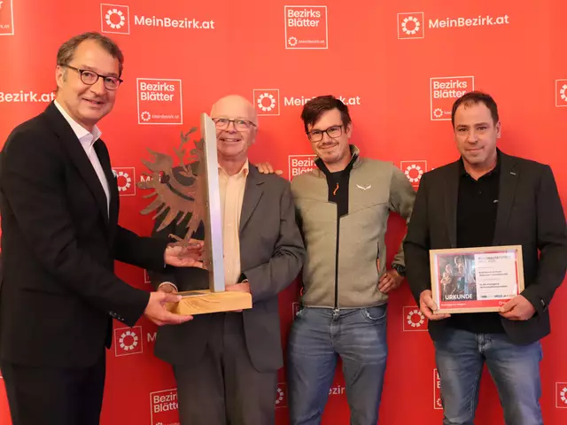 Der Gewinner in der Kategorie Wirtschaftsinnovation ist die Firma Gebrüder Ladstätter GmbH "Kraftwerk im Forst". Am Bild v.l.n.r. Vizepräsident der WK Tirol Martin Welscher, Hannes Ladstätter, Lorenz Schellenberg und Alois Bauer.  | Foto: MeinBezirk
