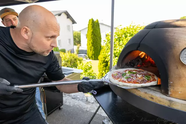 Christian Zehetgruber, passionierter Hobbygriller und Mitarbeiter der Gemeinde, führte die zahlreichen Teilnehmerinnen und Teilnehmer aus Viehdorf und Umgebung durch einen abwechslungsreichen Abend voller kulinarischer Highlights. | Foto: Gemeinde Viehdorf
