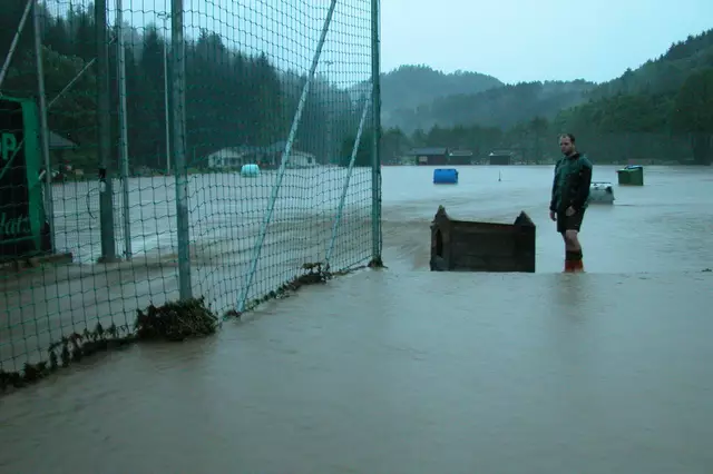 Zwei Fluten, im Mai und Juli 2005, richteten in Pabneukirchen große Schäden an. Sportanlage. | Foto: Robert Zinterhof