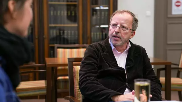 Bezirksvorsteher Nikolaus Ebert im Gespräch mit MeinBezirk-Redakteurin Lisa Kammann. | Foto: Andreas Pölzl/MeinBezirk