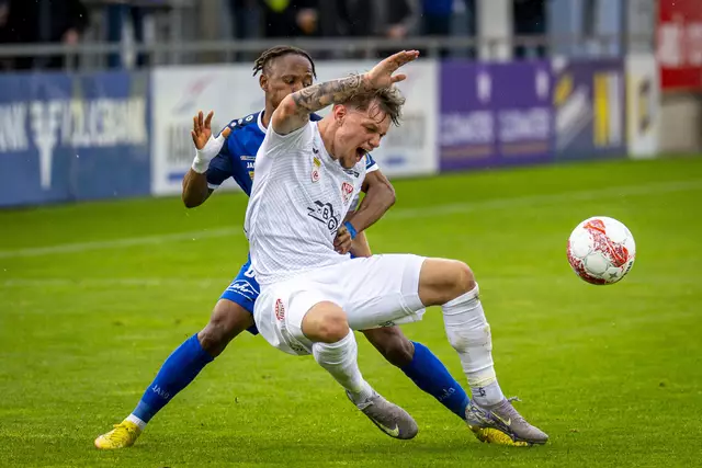 Luca Hassler (KSV) im Duell mit Karim Abdoul Conte (Horn)  | Foto: GEPA pictures/Kevin Hackner