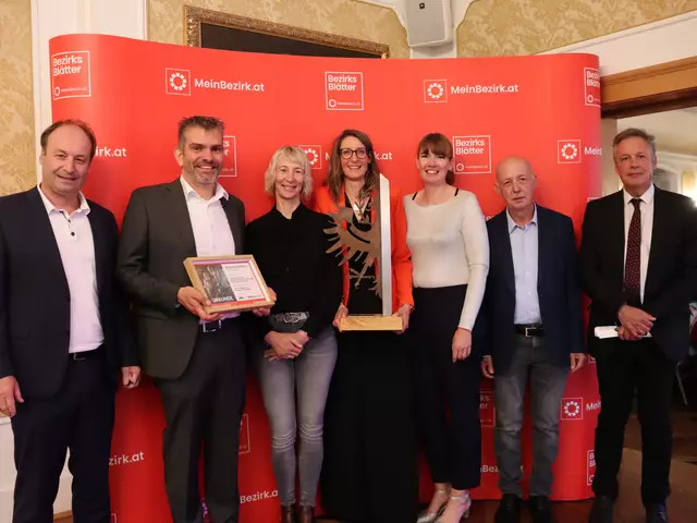 In der Kategorie Bildung und Forschung - Gemeindeverband Kinderbetreuungseinrichtungen in der Region Rettenberg. Im Bild: Markus Zjierveld, Daniel Gostner, Birgit Ortner, Daniela Martini, Tamara Spruck, Alfred Oberdanner und Bildungsdirektor Paul Gappmaier.  | Foto: MeinBezirk