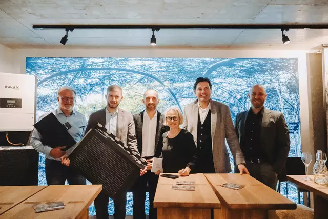 Wolfgang Grünbichler (Elotech), Kudret Isufi (Prefa), Walter Kreisel (neoom), Moderatorin Karin Zeiler, Gastgeber Dietmar Kraus und Christopher Themessl (Prefa) | Foto: Mia Bodenstein