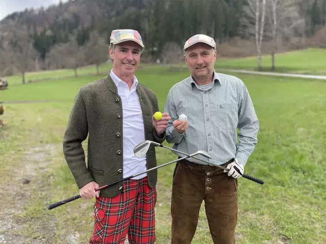 Der Obmann und sein Stellvertreter: Bernhard D’Angelo und Manfred Peternell (v. l.) sind bereit für den Berg und freuen sich bereits. | Foto: MeinBezirk