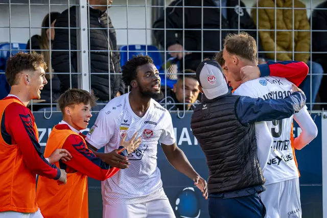 Da jubelte Olivier N'Zi noch mit Alexander Hofleitner über den Ausgleichstreffer zum 1:1, 25 Minuten später musste er nach einem Foul vom Feld. | Foto: GEPA pictures/Kevin Hackner
