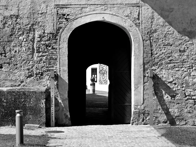 Haupteingang, Blick Richtung Innenhof auf die Sonnenuhr. | Foto: Hans-Peter Kriener