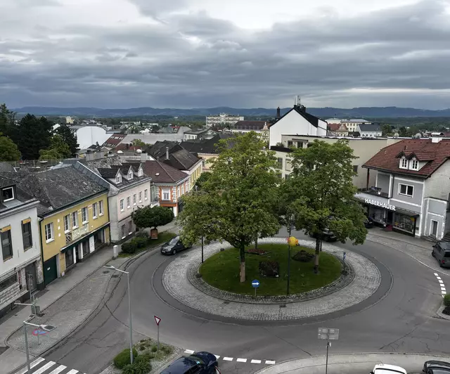 "Mehrmals an Arbeitstagen kommt es vor, dass vier-, fünfachsige Sattelschlepper von der Autobahnabfahrt Amstetten West Richtung Stadt abfahren, sich nach der Linzer Straße im Kreisverkehr in die Ardagger Straße wenden", schreibt Josef Haidvogl. | Foto: Dietl-Schuller