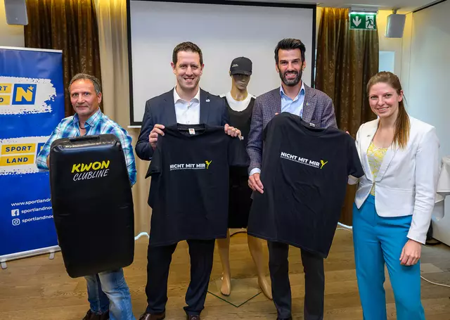"Nicht mit mir": Landes-Vize Udo Landbauer (2.v.r) und Trainer Thomas Lampl (l.) mit Vize-Präsidentin Johanna Grames und Präsident Thomas Stückler von Judo Niederösterreich am Mostlandhof in Schauboden