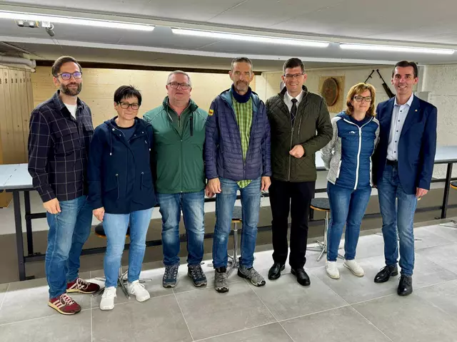Martin Gruber stattete dem Schützenverein rund um Obmann Mario Polainer einen Besuch ab.

  | Foto: Büro LHStv. Gruber