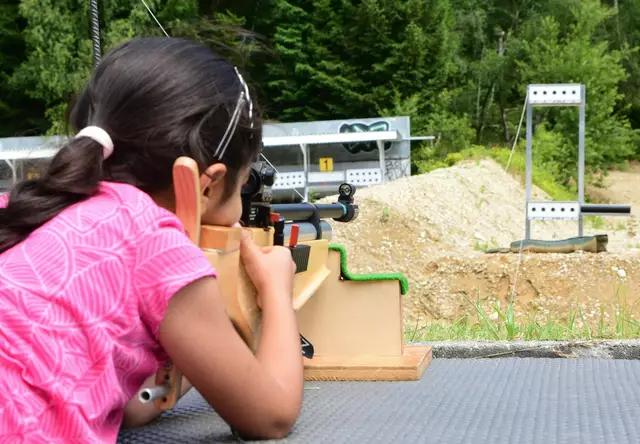 Kinder können das Schießen mit Laser-Gewehren testen. | Foto: Johanna Schlosser/Fotolounge Blende8