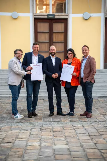In Bärnbach unterzeichnete die Landesspitze der SPÖ eine Erklärung, darüber freut sich Hausherr und LAbg. Jochen Bocksruker. | Foto: Purgstaller