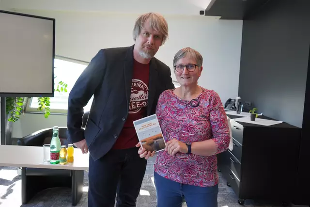 Erfolgsautor Lukas Pellmann mit seinem neuesten Krimi "Ruhe sanft am Neusiedler See" und Maria Strauss von Buchhandlung Knotzer, Neusiedl am See | Foto: Andrea Glatzer