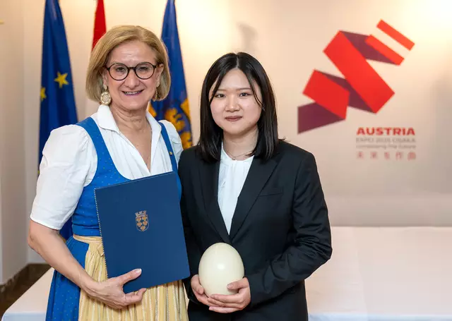 Landeshauptfrau Johanna Mikl-Leitner mit der ersten Stipendiatin der Kyoto Prefectural University an der BOKU Tulln, Mii Nakayama. | Foto: NLK Pfeffer